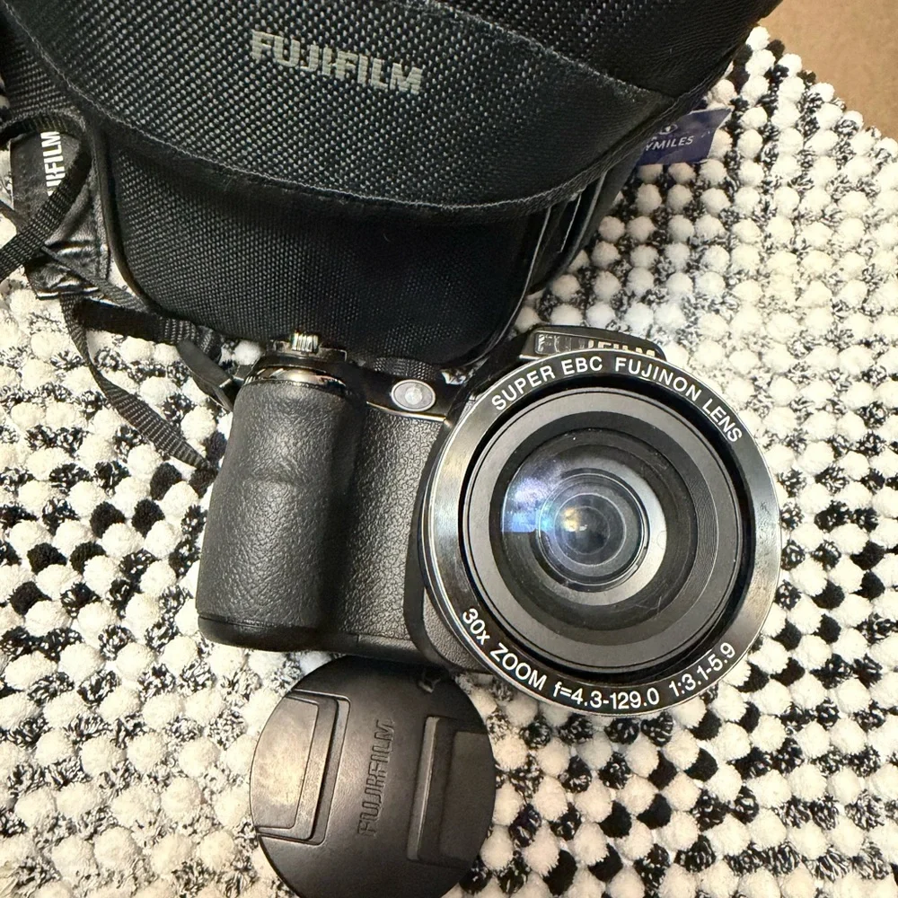 Fujifilm FinePix S4000 14 MP Digital Camera, 30x Optical Zoom